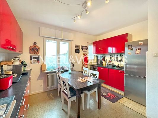 Küche mit Zugang zur Terrasse im EG