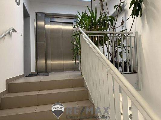 Treppenhaus mit Lift