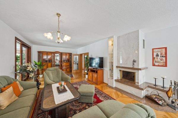 Wohnzimmer mit Kamin