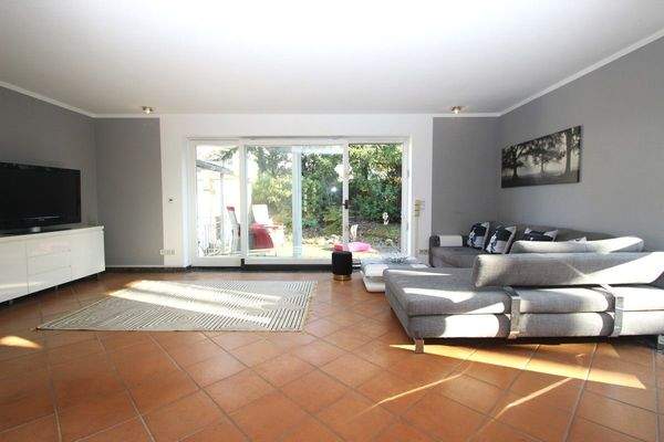 … hellen Wohnbereich mit …