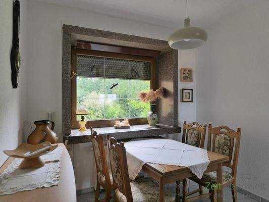 Esszimmer mit Blumenfenster