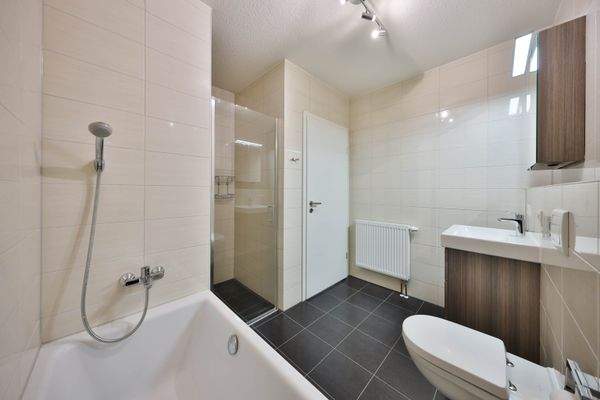 Badezimmer mit Badewanne u. Dusche