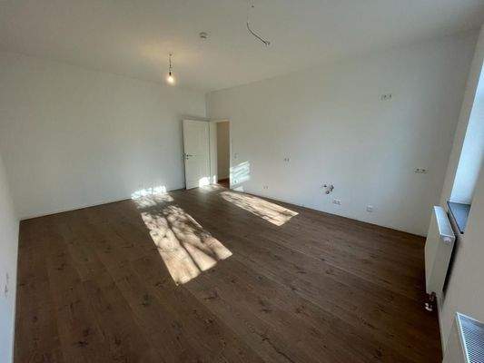 #10 Wohnung Hofseite 1.OG Zimmer2.jpg