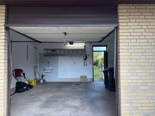 Garage mit Durchgang zum Garten
