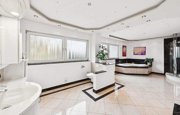 EG neues Bad mit Wanne und Dusche EG