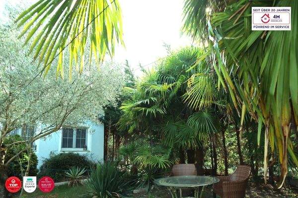 Gästehaus neben Haupthaus mit Sitzbereich