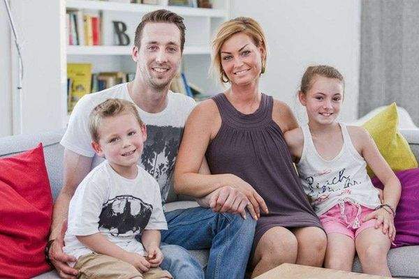 Glückliche massa-Baufamilie