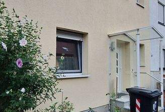 Haus Frontansicht KI bearbeitet