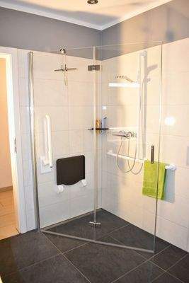 Dusche mit verschiebbarer Glaswand