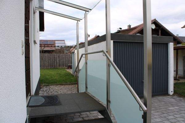 Eingangsbereich und rechts zu sehen, die Garage