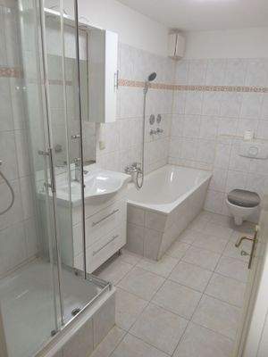 Bad mit Wanne + Dusche