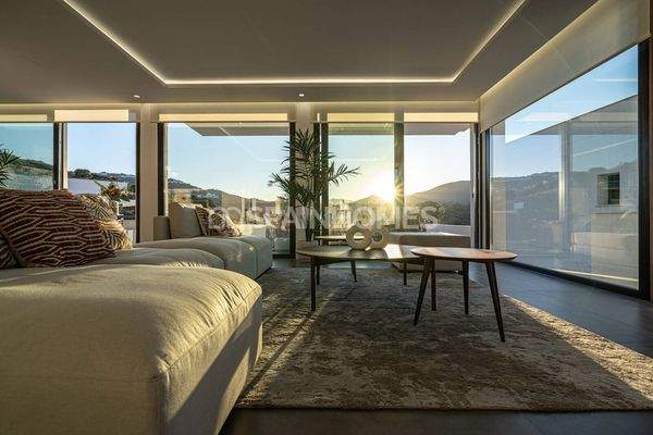 Newly-Built Villas Within Walking Distance of Amenities in Mijas
