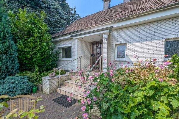 Außenansicht mit Eingang