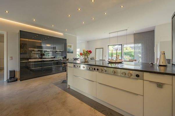 Offene Küche mit Design-Einbauten