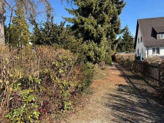 Weg auf dem Grundstück