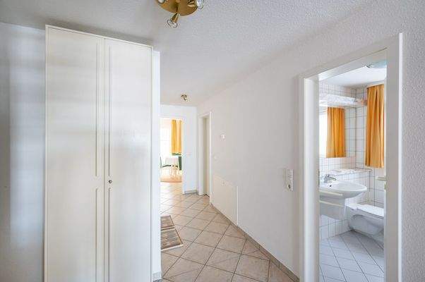 Flur und ein Badezimmer