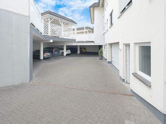 Einfahrt zum Garagenplatz