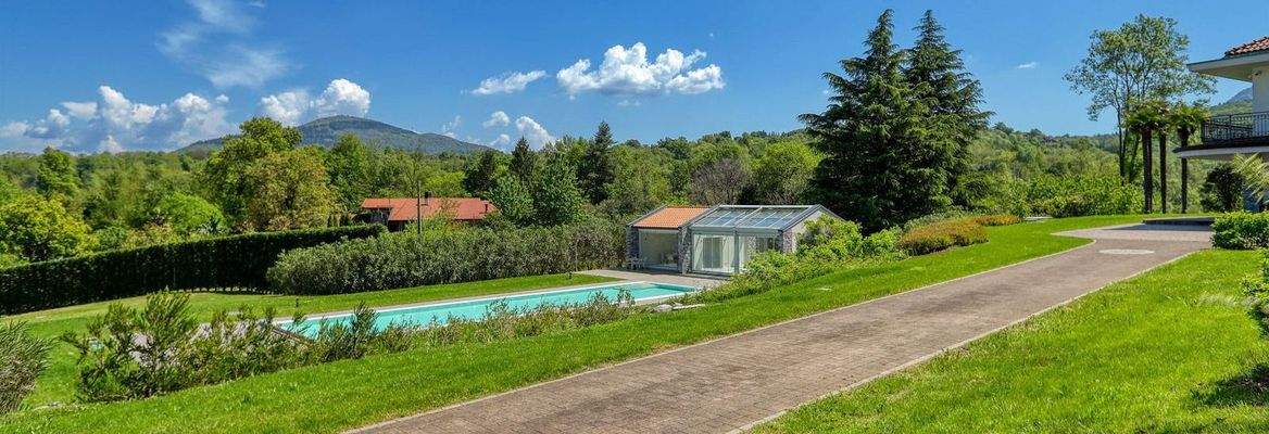 Zufahrt, Pool, Nebengebäude