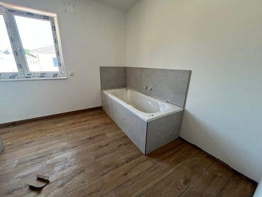 Bade mit Badewanne + Dusche