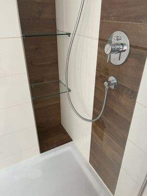 Mit praktischen Ablagefächern