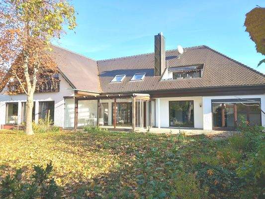 Hinteransicht mit Wintergarten und Terrasse