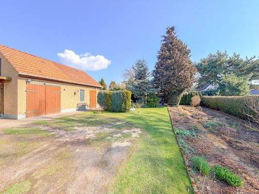 Ansicht Garten + Garage