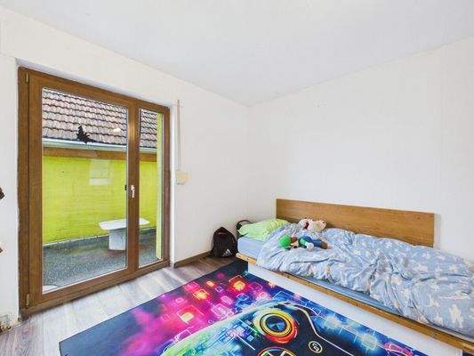 Kinderzimmer_OG_Blick auf Balkon