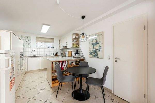 Einbauküche mit kleinem Esstisch / Vorratsraum