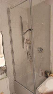 Duschkabine neben Wanne