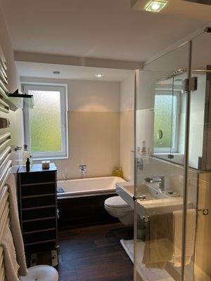 Badezimmer mit Fenster