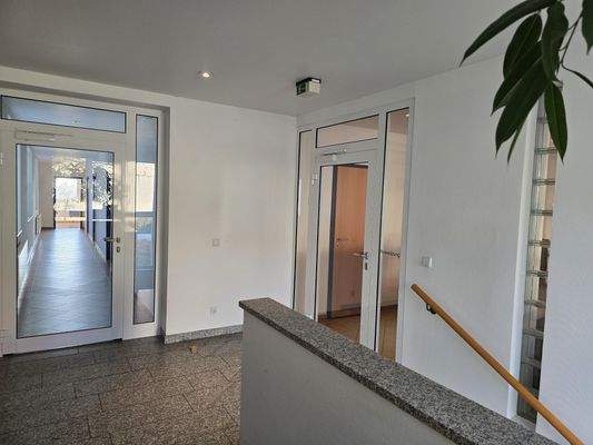 Flur mit Zugang zu beiden Bürobereichen