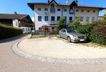 Südansicht weißes Mehrfamilienhaus und 3 Stellplätze
