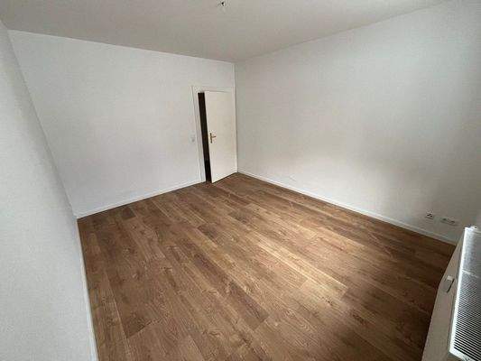 Leerer Raum mit Holzboden