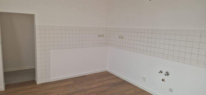 Küche mit Abstellbereich