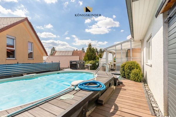 Pool mit Blick zur überdachten Terrasse