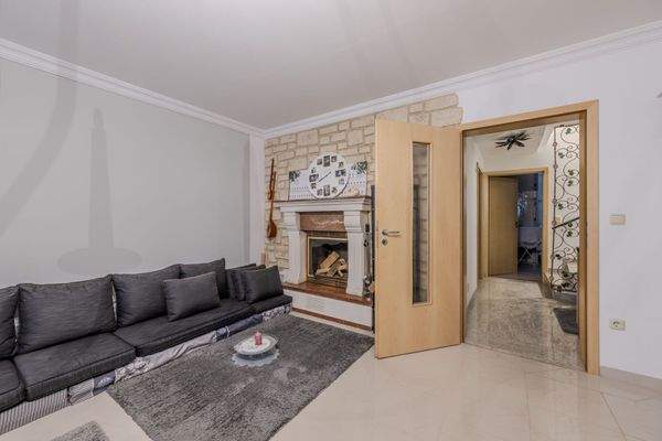 Der Hobbyraum mit Kamin im UG