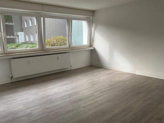 Wohnzimmer mit grauem Vinylboden.jpg