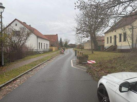 Straße vor dem Grundstück