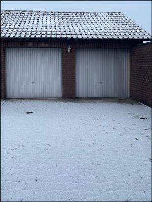 Zwei geräumige Garagen direkt am Haus