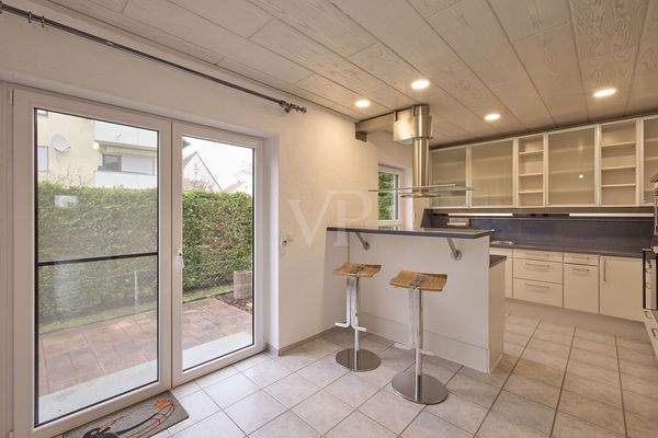 Offene Wohnküche mit Terrassenzugang