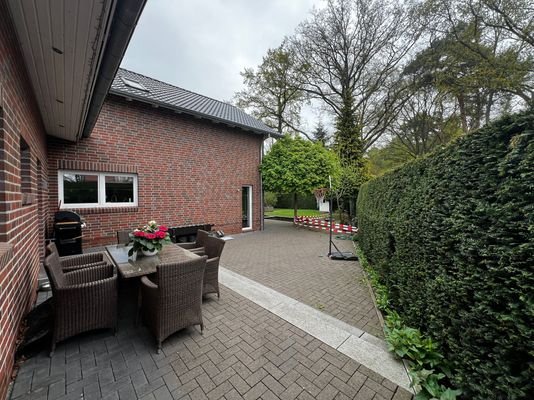 Terrasse 2 mit Blick in Richtung Garten