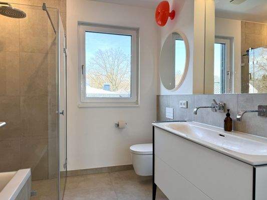 Tageslichtbad mit Badewanne und Dusche Staffelgeschoss