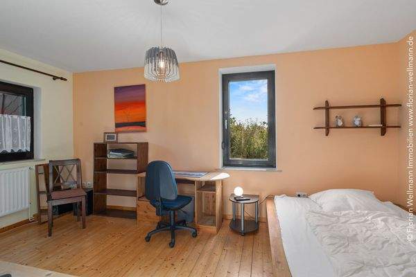 Drittes Schlaf- oder Kinderzimmer (16,71m²), ebenfalls mit Echtholzdielenboden.