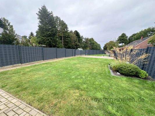 ...und Blick in den pflegeleichten Garten