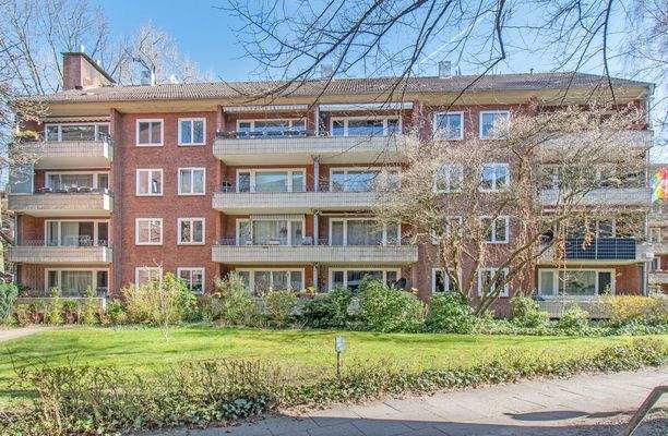 Attraktive Außenansicht des gepflegten Mehrfamilienhauses