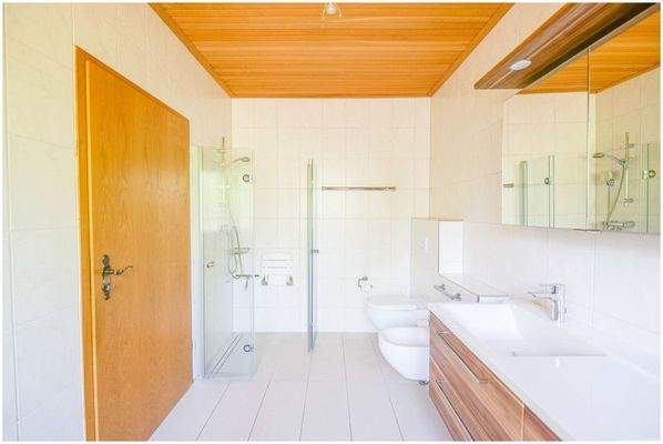 Badezimmer im Erdgeschoss