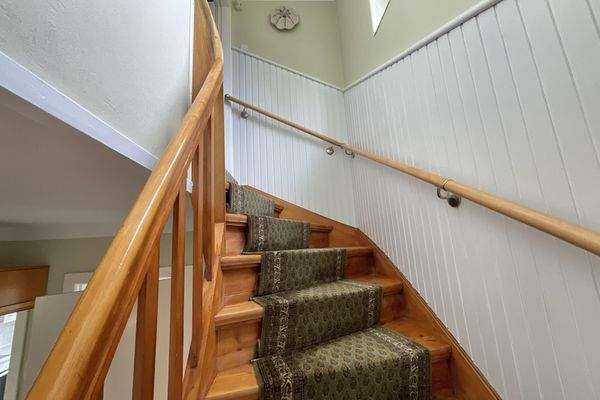 Schicke Holztreppe zum DG