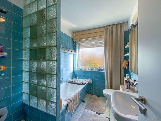 Tageslichtbad mit Dusche und Badewanne