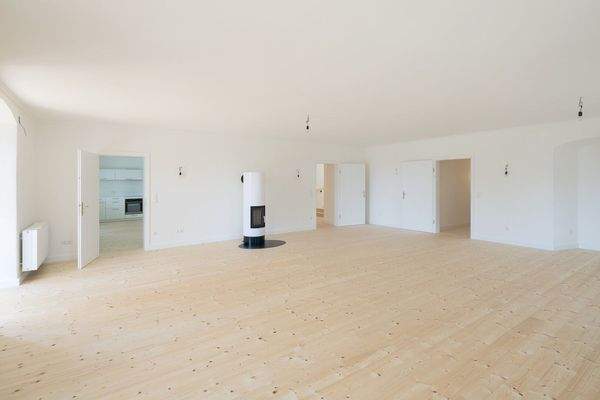 Großzügiger Wohnsalon mit Kachelofen