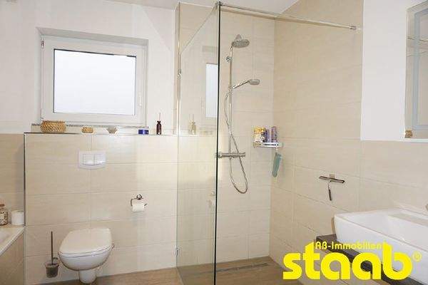 modernees Tageslichtbad mit Wanne und Dusche!